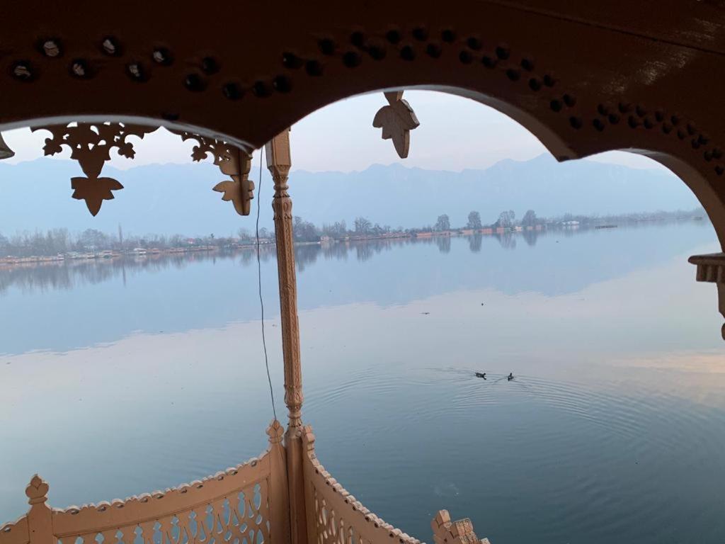 Srīnagar Yadgaar Houseboats酒店 外观 照片