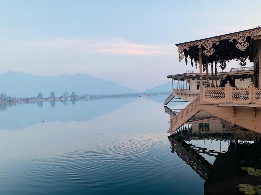 Srīnagar Yadgaar Houseboats酒店 外观 照片