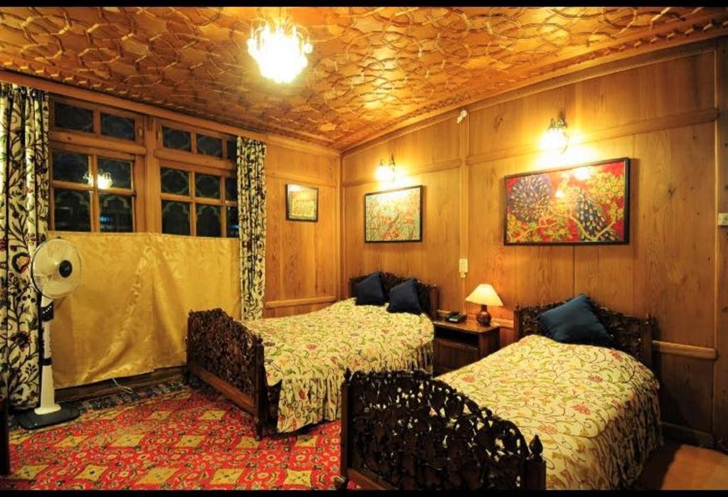 Srīnagar Yadgaar Houseboats酒店 外观 照片
