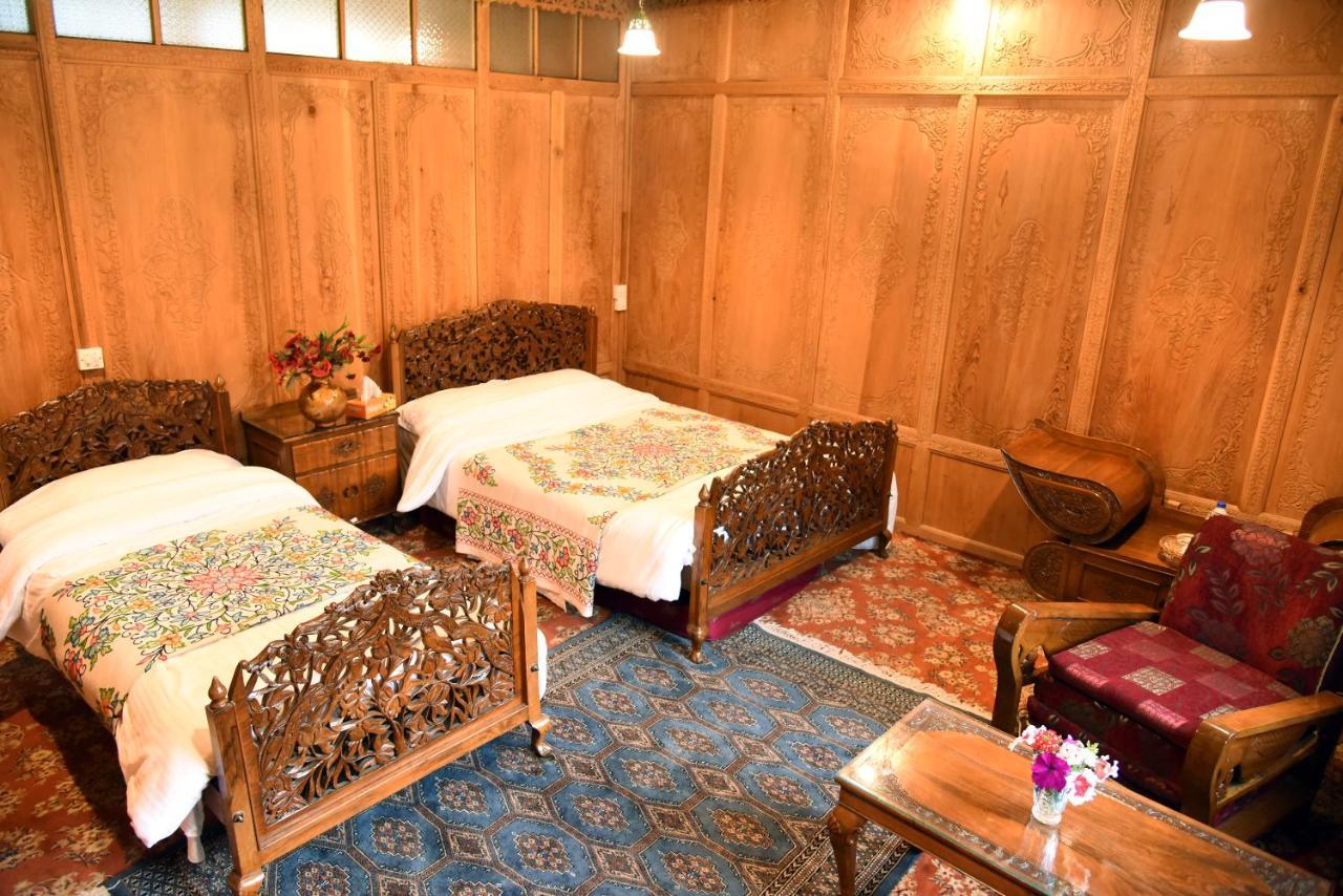 Srīnagar Yadgaar Houseboats酒店 外观 照片