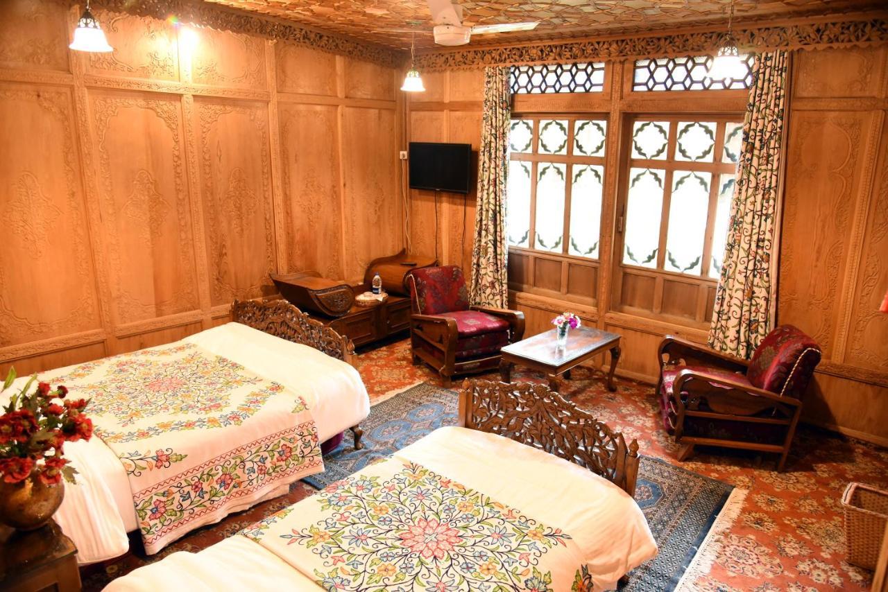 Srīnagar Yadgaar Houseboats酒店 外观 照片