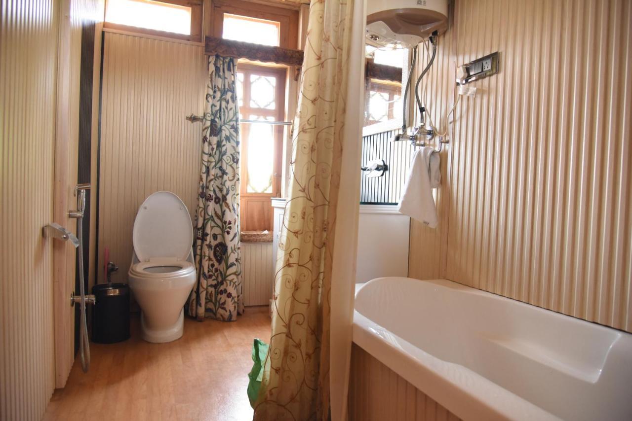 Srīnagar Yadgaar Houseboats酒店 外观 照片